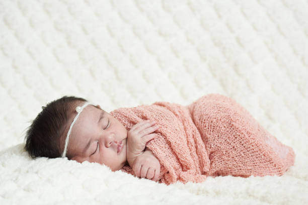 かわいい新生児 - baby people headband portrait ストックフォトと画像