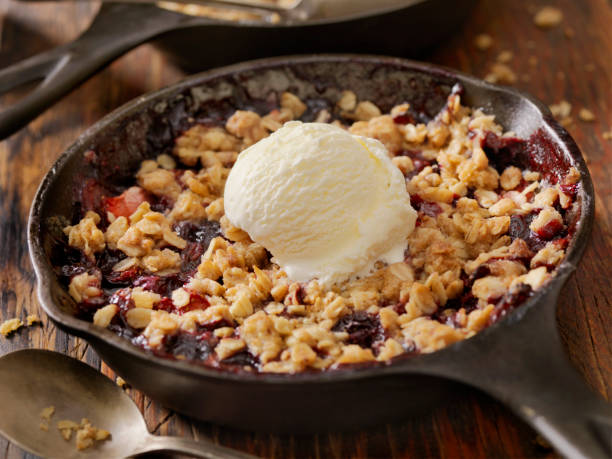 istock Strawberry and Blueberry Crisp with Vanilla Ice Cream 959367820