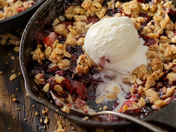 istock Strawberry and Blueberry Crisp with Vanilla Ice Cream 959367994
