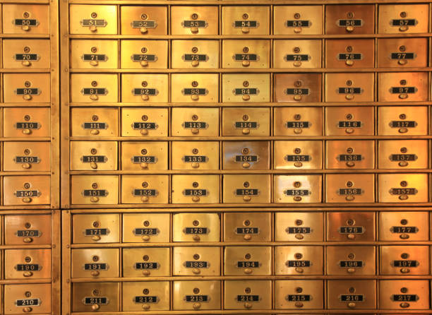 antyczne ponumerowane mosiężne skrzynki pocztowe - mailbox multi colored mail usa zdjęcia i obrazy z banku zdjęć