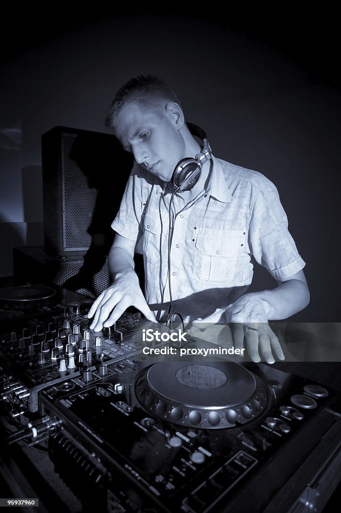 DJ на работе - Стоковые фото 18-19 лет роялти-фри
