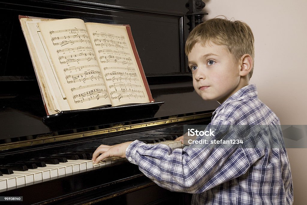 Petit garçon jouant du piano - Photo de Clavier de piano libre de droits