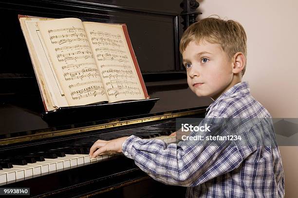 Photo libre de droit de Petit Garçon Jouant Du Piano banque d'images et plus d'images libres de droit de Clavier de piano - Clavier de piano, De petite taille, Enfant