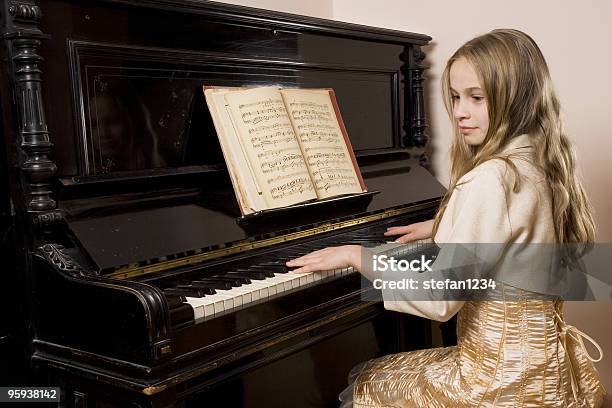 Photo libre de droit de Petite Fille Jouant Au Piano banque d'images et plus d'images libres de droit de Enfant - Enfant, Jouer, S'amuser