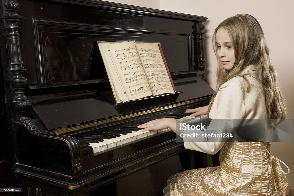 Маленькая девочка играет на пианино - Стоковые фото Играть роялти-фри