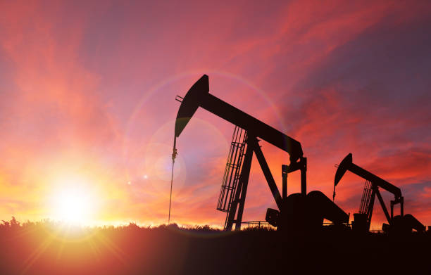 puesta de sol sobre pumpjack silueta con copia espacio - oil rig sea drilling rig sunset fotografías e imágenes de stock