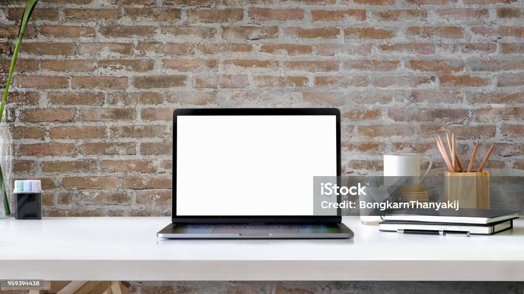 흰색 나무 테이블에 빈 화면 노트북으로 현대 작업 영역. - 로열티 프리 노트북 스톡 사진