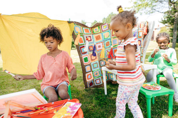 istock Outdoor art lesson for kids 959402158