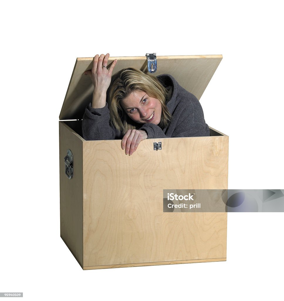 Fille assise à l'intérieur d'une boîte en bois - Photo de Femmes libre de droits