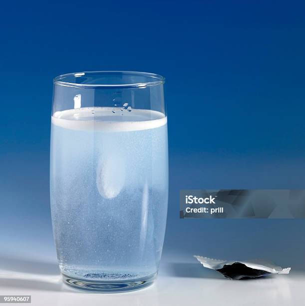 Foto de Espumante Tablet Em Um Copo De Água e mais fotos de stock de Analgésico - Analgésico, Bebida, Bolha - Estrutura física