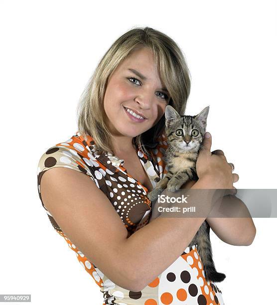 Chica Rubia Sonriente Y Sosteniendo Un Gato Foto de stock y más banco de imágenes de 18-19 años - 18-19 años, Abrazar, Adulto