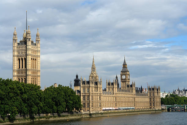 здание парламента в лондоне - victoria tower стоковые фото и изображения