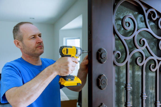 istock Installation of interior with a lock in the door leaf using an drill screwdriver,for holding screws 959410744