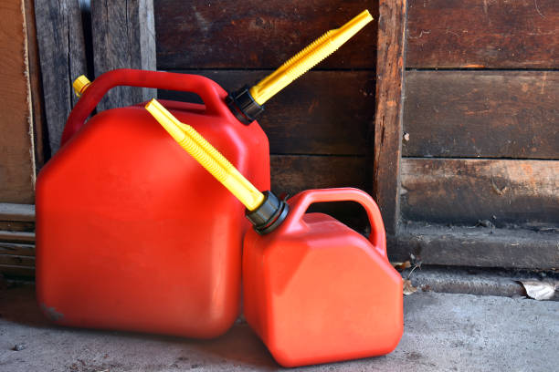 zwei rote kunststoff gasflaschen - benzinkanister stock-fotos und bilder