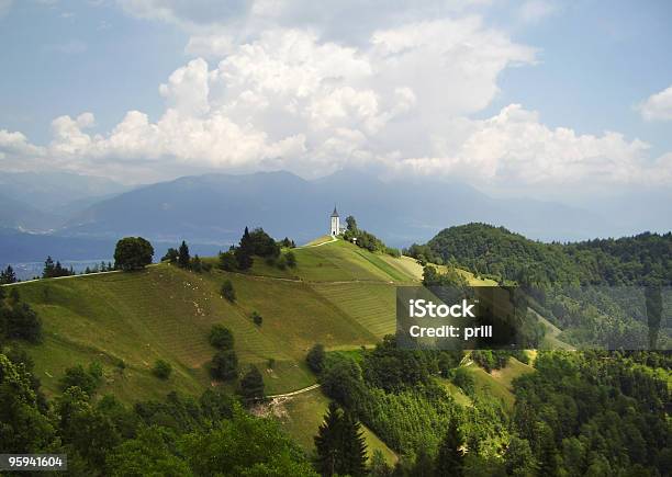 Photo libre de droit de Paisible Alpine Chapelle banque d'images et plus d'images libres de droit de Alpes européennes - Alpes européennes, Arbre, Bâtiment vu de l'extérieur