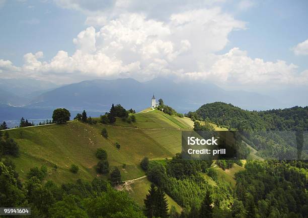 Foto de Alpine Capela Tranquilo e mais fotos de stock de Alpes europeus - Alpes europeus, Alto - Descrição Geral, Arbusto