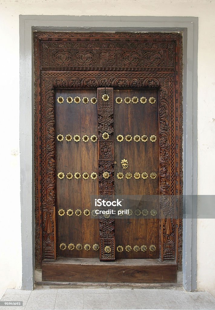装飾を施したドアのアフリカ - ザンジバルのロイヤリティフリーストックフォト