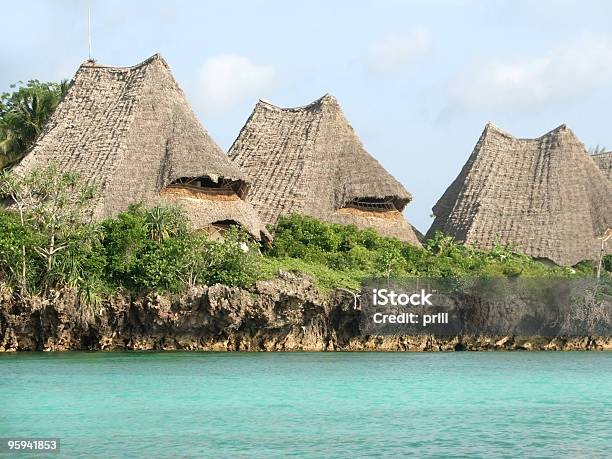 素朴な屋根の Zanzibar - かやぶき屋根のストックフォトや画像を多数ご用意 - かやぶき屋根, カラー画像, ターコイズブルー