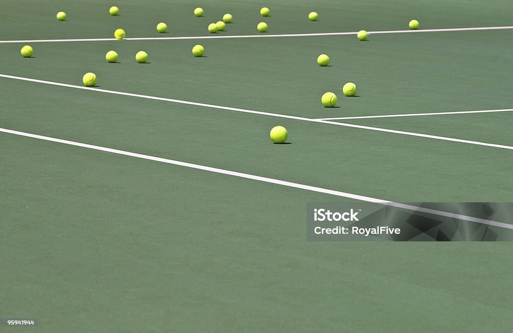 Palle da Tennis sul campo - Foto stock royalty-free di Allenatore