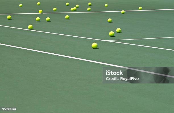 Palle Da Tennis Sul Campo - Fotografie stock e altre immagini di Allenatore - Allenatore, Ambientazione esterna, Attività ricreativa