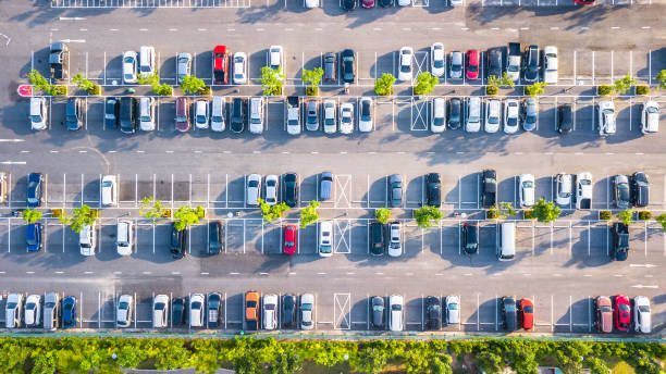 vue aérienne de stationnement et de voiture - parking photos et images de collection