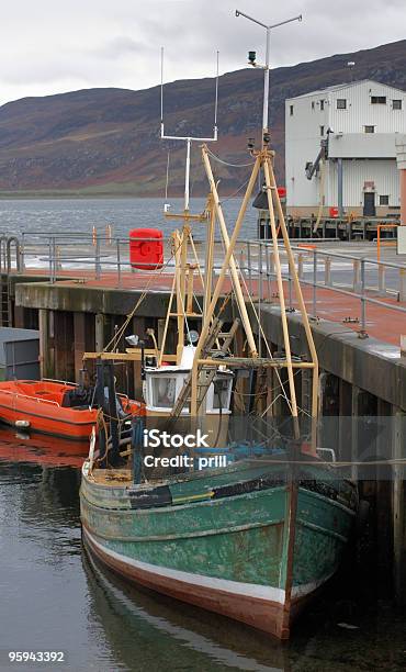 Barco Pesquero Cerca De Ullapool Foto de stock y más banco de imágenes de Agua - Agua, Aire libre, Anclado