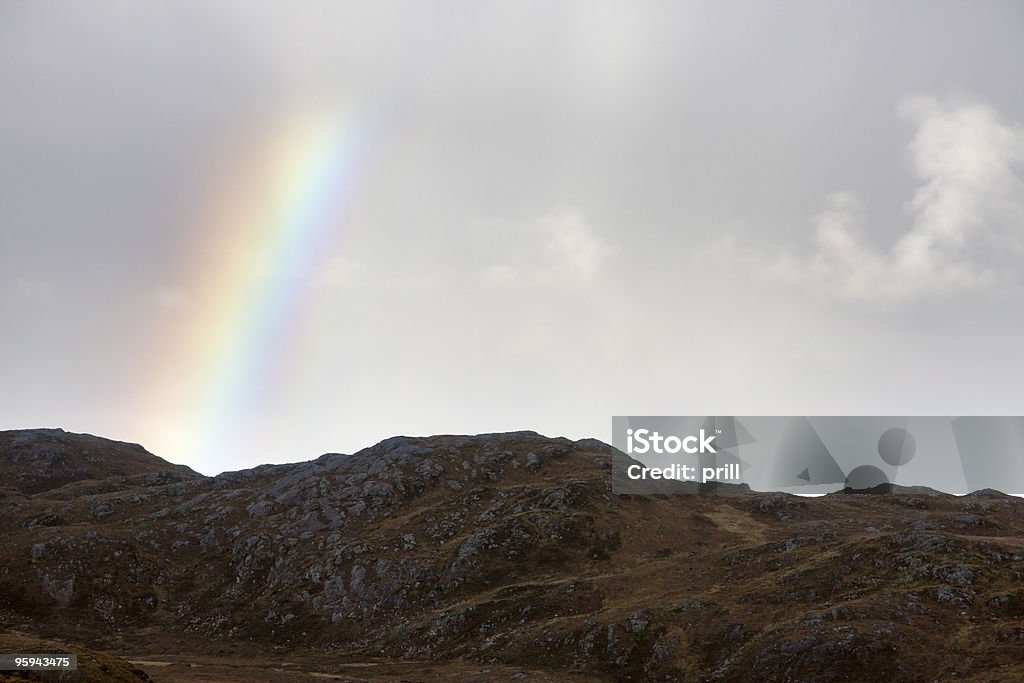 scottish paisagem com arco-íris e nuvens - Foto de stock de Arbusto royalty-free