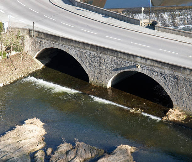 detalhe da ponte vista de cima - miniature weir imagens e fotografias de stock