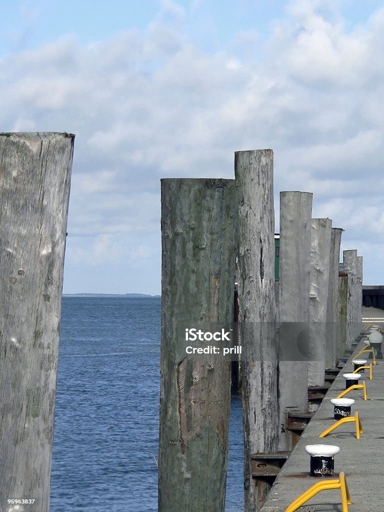 Molo costiera posta in gioco in posteriore - Foto stock royalty-free di Acqua
