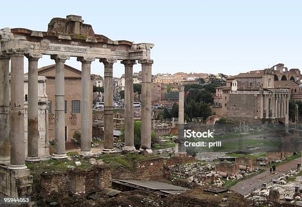 Форум Romanum С Храм Saturn — стоковые фотографии и другие картинки Археология - Археология, Большой, Большой город