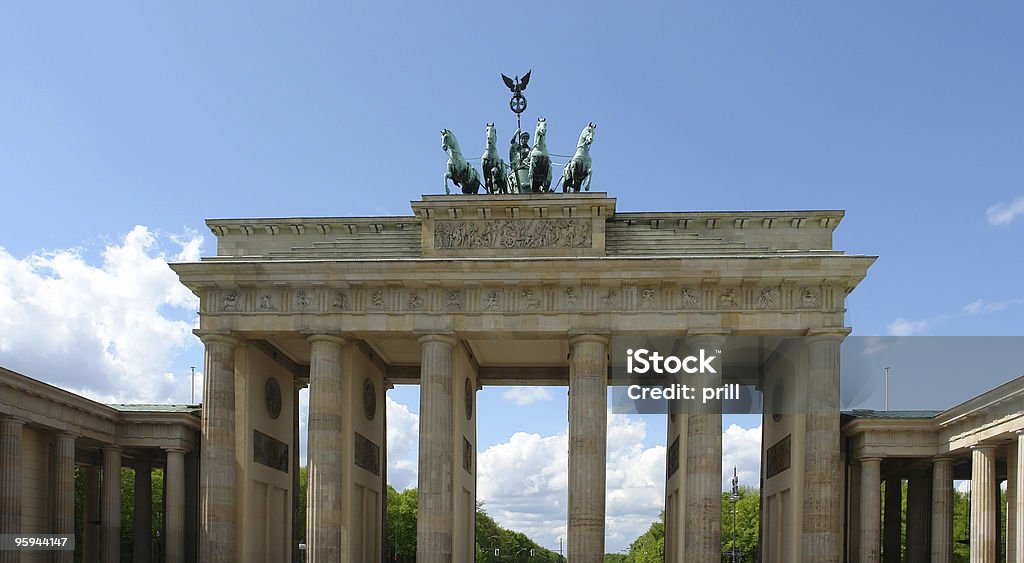 Brandenburger Tor отделкой на летнее время - Стоковые фото Арка - архитектурный элемент роялти-фри