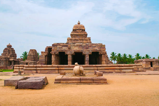 Sangamesvara temple (the Vijesvara), Pattadakal temple complex, Pattadakal, Karnataka, India. Sangameshwara Temple (was called Vijayewara) is The oldest temple in Pattadakal, built by Chalukya King Vijayaditya Satyashraya ( 696-733). The temple is in Dravidian style perhaps the oldest among the temples and it consists of a Sanctum, Inner passage and navaranga. The sanctum and inner passage are enclosed by a path way for pradakshina, which has several lattices of different design, sculptured on the outer walls various figures like Ugranarasimha and Nataraja. virupaksha stock pictures, royalty-free photos & images