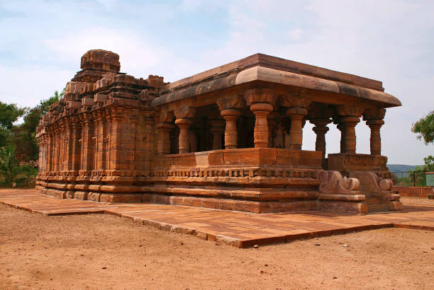 templo jain, jinalaya, conhecido como narayana jaina, pattadakal, karnataka, índia. vista sudoeste. um grande pilares mukha mandapa é muito proeminente. - pillared - fotografias e filmes do acervo