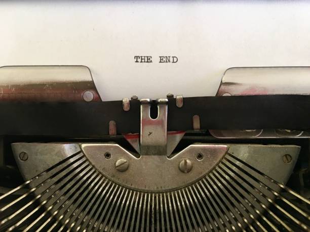 the end typed on white paper on vintage typewriter - typing typewriter keyboard typewriter concepts imagens e fotografias de stock