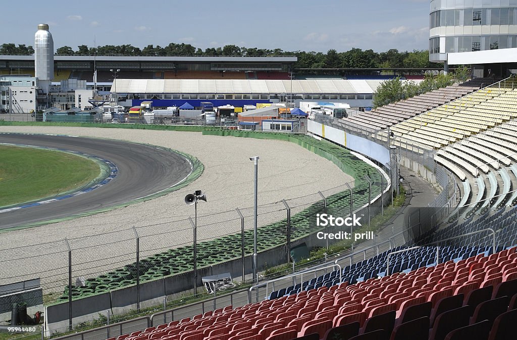 racetrack tribune im Sommer - Lizenzfrei Motorrennstrecke Stock-Foto