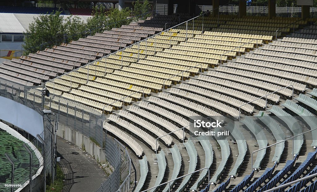 racetrack tribune w słoneczny atmosfera - Zbiór zdjęć royalty-free (Architektura)
