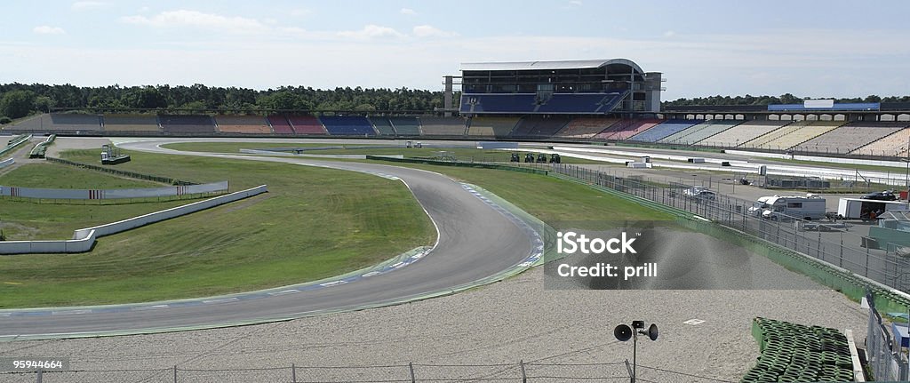 race course, tribune en la soleada ambiente - Foto de stock de Circuito de carreras de coches libre de derechos