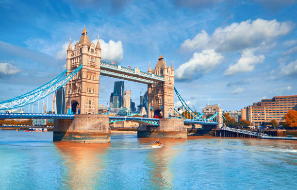 tower bridge an einem sonnigen tag im herbst - tower bridge stock-fotos und bilder