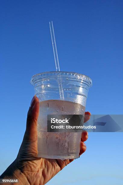 Bella Ghiaccio Freddo Tazza Di Acqua Rinfrescante - Fotografie stock e altre immagini di Bicchiere - Bicchiere, Plastica, Acqua