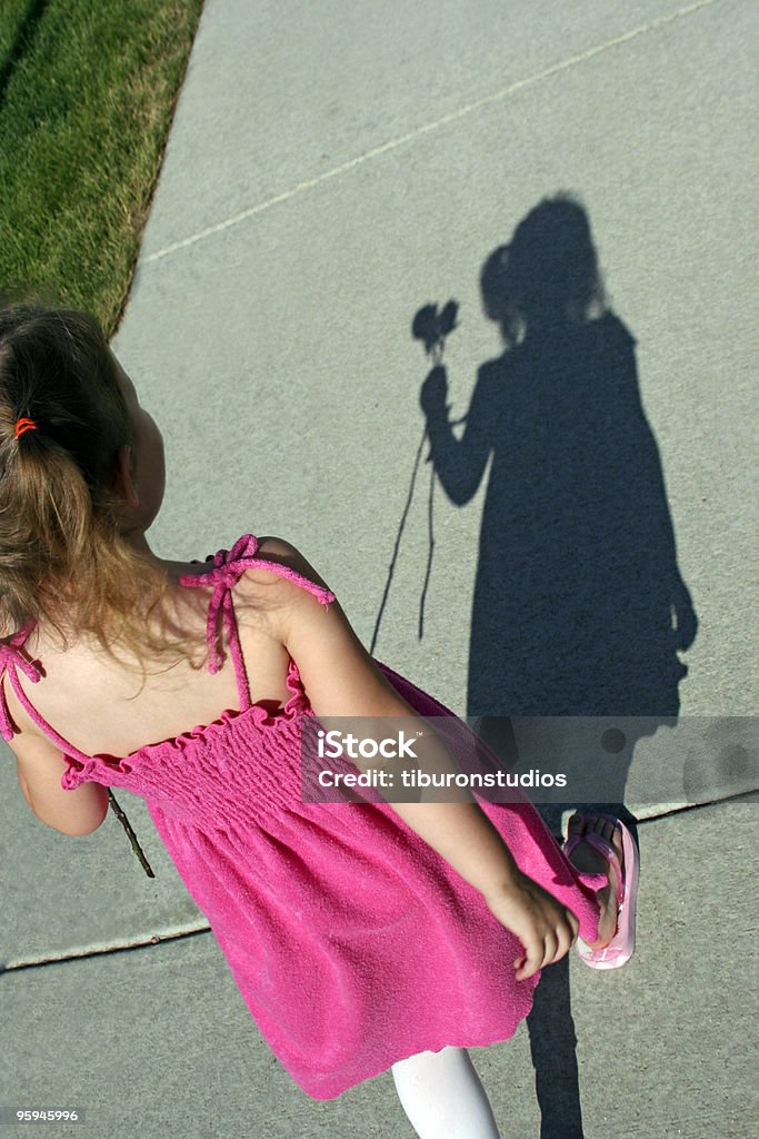 Mädchen in Rosa mit Blumen - Lizenzfrei Abgeschiedenheit Stock-Foto