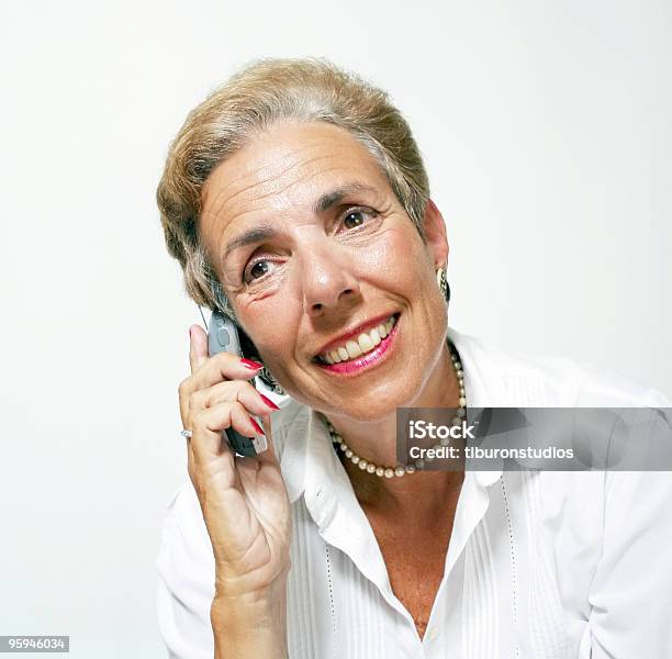 Attraktive Senior Lächeln Und Gespräch Am Telefon Stockfoto und mehr Bilder von Blondes Haar - Blondes Haar, Eine Frau allein, Frauen