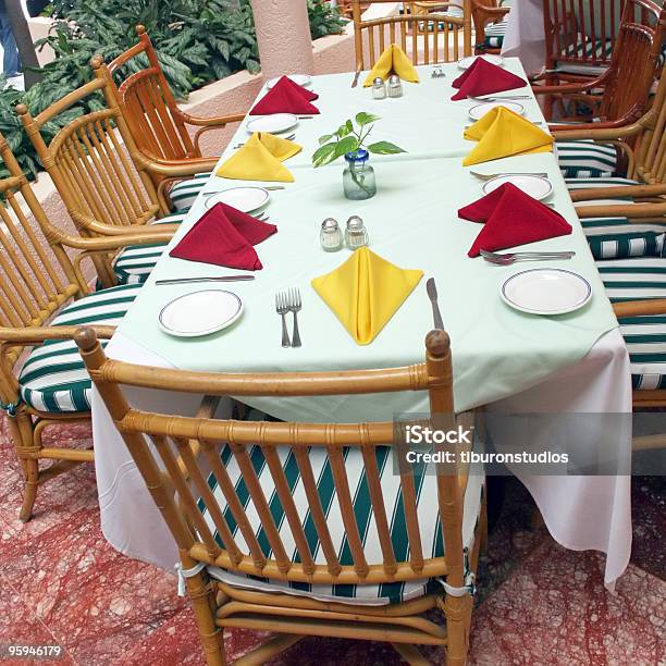 Tisch Für Acht Personen Stockfoto und mehr Bilder von Arrangieren - Arrangieren, Bild-Ambiente, Bunt - Farbton