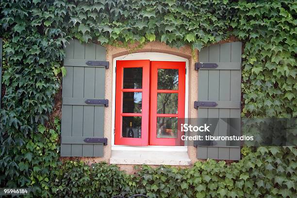 Red Villa Fenster Stockfoto und mehr Bilder von Altertümlich - Altertümlich, Architektur, Blatt - Pflanzenbestandteile