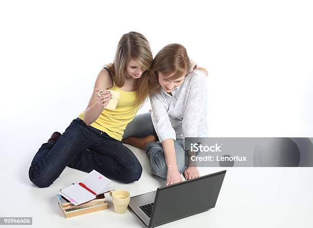 Zwei Mädchenschüler Arbeiten Am Laptop Stockfoto und mehr Bilder von Aktivitäten und Sport - Aktivitäten und Sport, Attraktive Frau, Blondes Haar