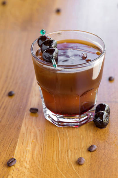 café frío con amarena frutas y cubitos de hielo en - amarna fotografías e imágenes de stock