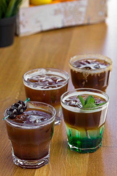 café frío con menta hojas, naranja, amarena frutas y cubitos de hielo - amarna fotografías e imágenes de stock