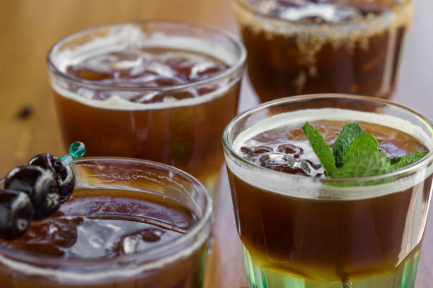 hojas de café frío con menta, naranja, frutas de amarena y cubitos de hielo en la barra de - amarna fotografías e imágenes de stock