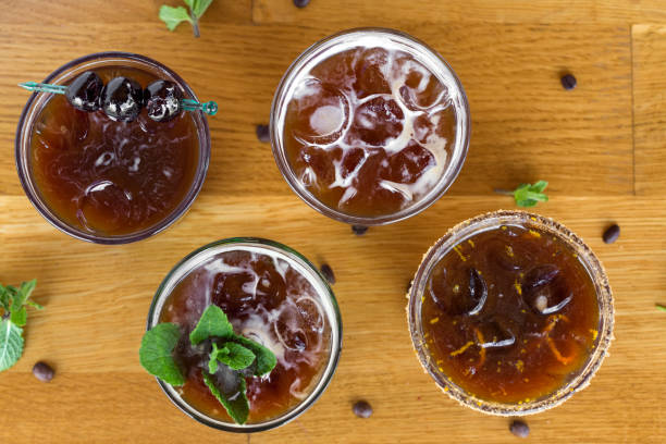 hojas de café frío con menta, naranja, frutas de amarena y cubitos de hielo en la barra de - amarna fotografías e imágenes de stock