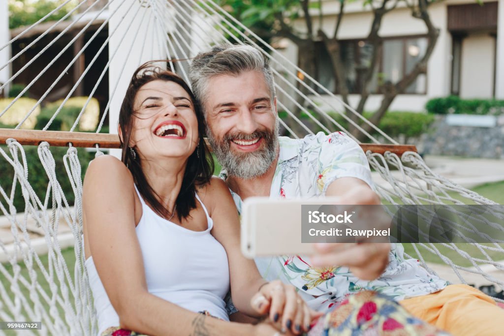 Couple, prendre un selfie alors qu’en vacances - Photo de Tous types de couple libre de droits