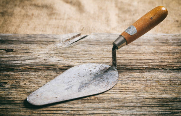 istock Old used trowel on a wooden table 959494514